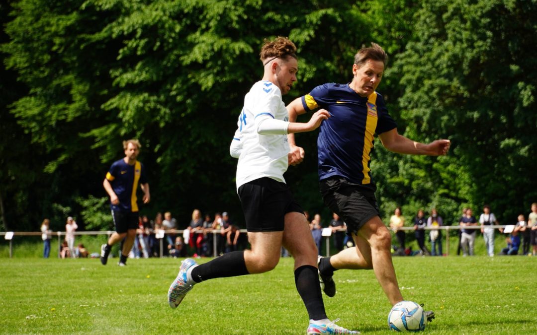 Fußballspiel: SchülerInnen vs. LehrerInnen für einen guten Zweck