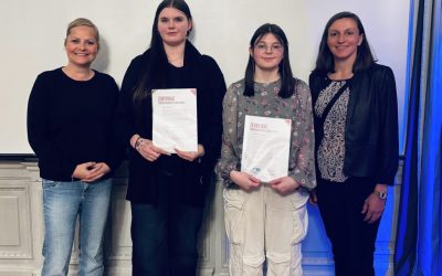Zwei Schülerinnen wachsen über sich hinaus
