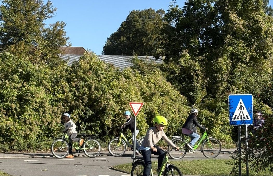 Sicher unterwegs: Die 4. Klassen üben für die Fahrradprüfung