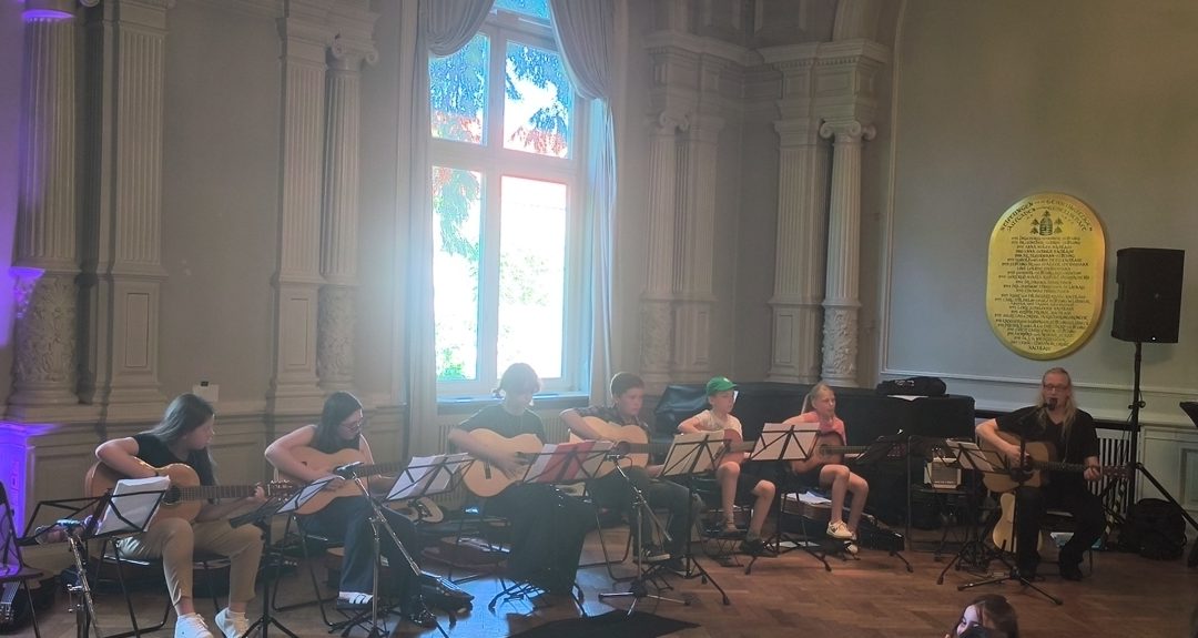 Erfolgreiches Gitarrenkonzert im Rahmen des Projekts „GET IN TUNE“